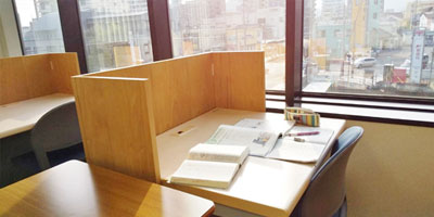 教室（2）の窓際の机です。（金峰山が見えます。景色がいいですよ。）